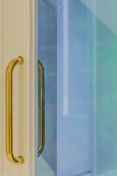 골드 포인트와 블루 글라스가 어우러진 모던 라운지